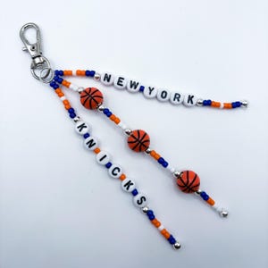 Handgjord New York Knicks pärlnyckelring med basketberlocker