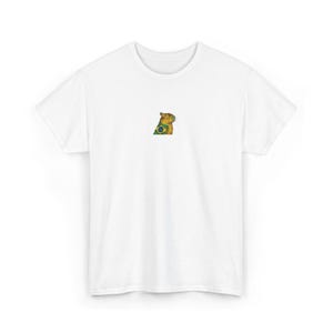 Peut inclure: Un t-shirt blanc à manches courtes avec un petit motif centré représentant un capybara brun drapé dans un drapeau brésilien vert, jaune et bleu. Le motif est placé sur la partie supérieure de la poitrine du vêtement en tissu blanc.