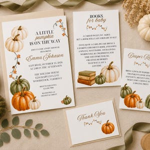 Könnte beinhalten: Ein Babyparty-Einladungsset mit Aquarell-Kürbissen und herbstlichen Ranken. Die Karten enthalten Text für eine Einladung, eine Buchanfrage, eine Windel-Tombola und eine Dankeskarte, gedruckt auf weißem Karton mit eleganter brauner Typografie.
