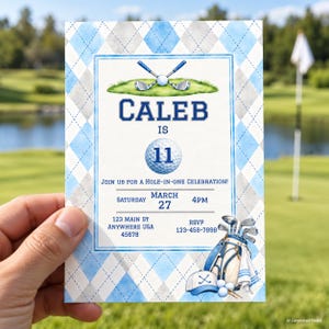 Könnte beinhalten: Eine rechteckige Einladungskarte mit einem hellblauen und grauen Rautenmuster am Rand. In der Mitte steht der Text CALEB IS 11, ein Golfball, gekreuzte Golfschläger und Veranstaltungsdetails wie Samstag, 27. März, 16 Uhr, 123 Main St, 123-456-7890.