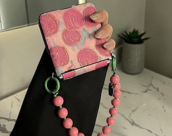 Pinkfarbene Handyhülle mit Tulpenmuster und Perlen sowie herzförmigem Armband für Samsung Z Flip 5-8