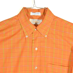 Puede incluir: Camisa de manga larga a cuadros naranja y verde con el texto "PRES'T'STOP" y "Contempo" en la etiqueta.