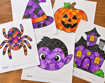 Op de afbeelding: Vijf witte vellen papier met Halloween-illustraties, waaronder een heksenhoed, een pompoen, een spin, een vampiergezicht en een spookhuis. Elke afbeelding is gevuld met kleine, kleurrijke, mozaïekachtige papieren vierkantjes.