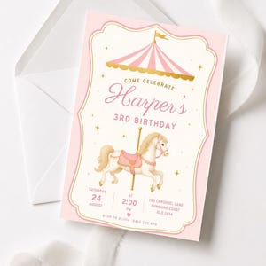 Può includere: Un biglietto d'invito di compleanno rettangolare con tema giostra rosa e bianco. Il biglietto presenta una tenda a righe rosa e bianche, un cavallo da giostra bianco e stelle dorate. Testo: Come Celebrate Harper's 3rd Birthday, Saturday 24 August at 2:00 PM, 123 Carousel Lane Sunshine Coast QLD 1234, RSVP to Olivia 0412 345 678.