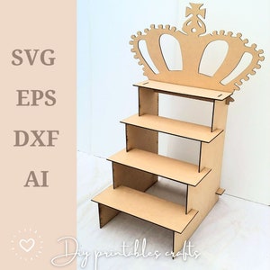 Op de afbeelding: Een viertraps houten plank met een kroonvormige bovenkant. De plank is gemaakt van onbehandeld hout en is perfect om kleine items op te presenteren.
