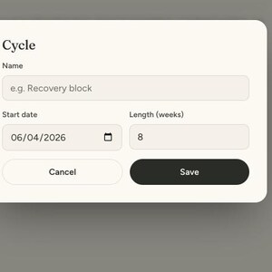 Puede incluir: Una ventana de interfaz digital titulada Cycle con un campo de entrada de texto llamado Name que contiene el marcador de posici&oacute;n e.g. Recovery block, un campo Start date que muestra 06/04/2026, un campo Length (weeks) con 8 y botones Cancel y Save.