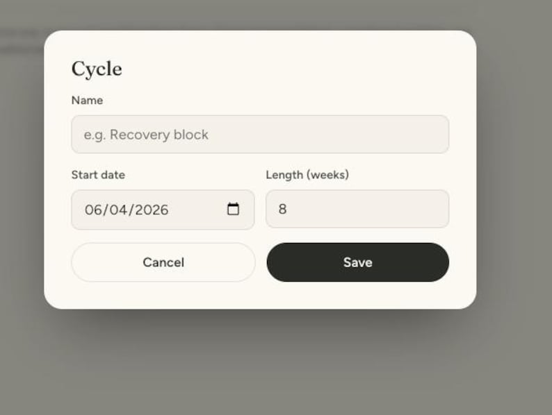 Puede incluir: Una ventana de interfaz digital titulada Cycle con un campo de entrada de texto llamado Name que contiene el marcador de posici&oacute;n e.g. Recovery block, un campo Start date que muestra 06/04/2026, un campo Length (weeks) con 8 y botones Cancel y Save.