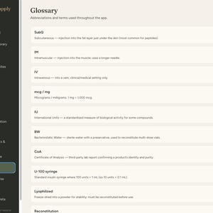 Puede incluir: Una pantalla de interfaz digital titulada Glossary de Protocol Supply, con una barra lateral oscura con enlaces de navegaci&oacute;n y un panel principal claro que enumera abreviaturas m&eacute;dicas y definiciones como SubQ, IM, IV, mcg/mg, IU, BW, CoA, U-100 syringe y Lyophilized.
