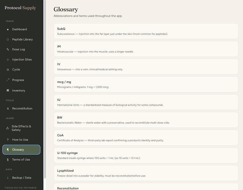 Puede incluir: Una pantalla de interfaz digital titulada Glossary de Protocol Supply, con una barra lateral oscura con enlaces de navegaci&oacute;n y un panel principal claro que enumera abreviaturas m&eacute;dicas y definiciones como SubQ, IM, IV, mcg/mg, IU, BW, CoA, U-100 syringe y Lyophilized.