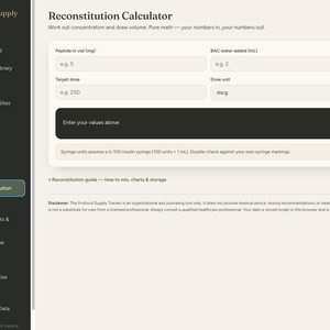 Puede incluir: Una interfaz digital titulada Reconstitution Calculator de Protocol Supply. La pantalla muestra campos de entrada para p&eacute;ptido en vial, agua BAC a&ntilde;adida, dosis objetivo y unidad, con un cuadro de resultado negro y un aviso legal al pie.
