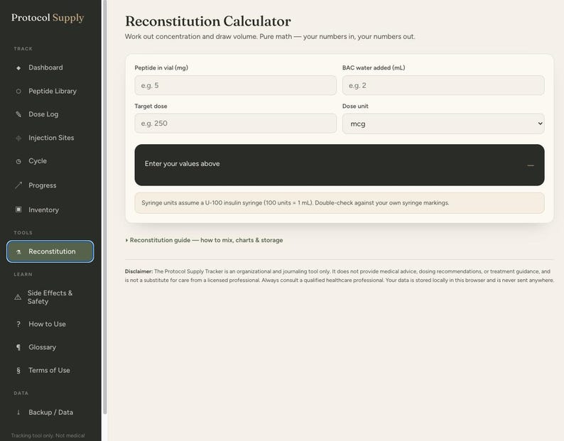 Puede incluir: Una interfaz digital titulada Reconstitution Calculator de Protocol Supply. La pantalla muestra campos de entrada para p&eacute;ptido en vial, agua BAC a&ntilde;adida, dosis objetivo y unidad, con un cuadro de resultado negro y un aviso legal al pie.