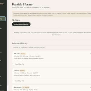 Puede incluir: Una interfaz digital titulada Peptide Library de Protocol Supply con un men&uacute; de navegaci&oacute;n lateral oscuro y un &aacute;rea de contenido principal clara. La pantalla muestra una lista de p&eacute;ptidos que incluye BPC-157 y TB-500 con rangos de dosificaci&oacute;n, categor&iacute;as y botones para a&ntilde;adir elementos a una pila.