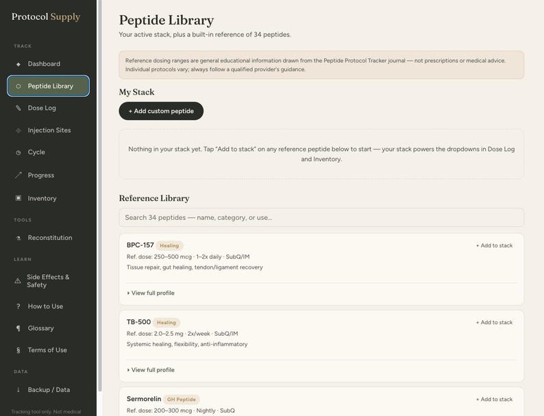 Puede incluir: Una interfaz digital titulada Peptide Library de Protocol Supply con un men&uacute; de navegaci&oacute;n lateral oscuro y un &aacute;rea de contenido principal clara. La pantalla muestra una lista de p&eacute;ptidos que incluye BPC-157 y TB-500 con rangos de dosificaci&oacute;n, categor&iacute;as y botones para a&ntilde;adir elementos a una pila.