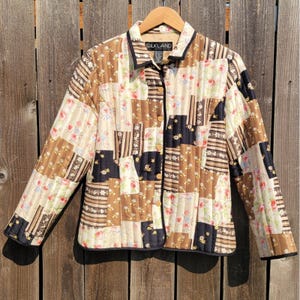 Chaqueta acolchada Silkland Petite 100% seda con estampado floral y patchwork en tonos tierra marrones PL