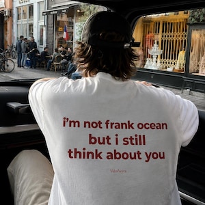私はフランク・オーシャンではないけれど、それでもあなたのことを考えているTシャツ｜ミニマリストバックプリントTシャツ、美的グラフィックTシャツ、ロマンチックな引用句Tシャツ