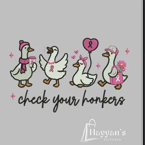 Puede incluir: Un diseño de bordado sobre fondo gris que muestra cuatro patos blancos con picos y patas naranjas. Los patos llevan accesorios rosas, sostienen una taza de café rosa, un globo en forma de corazón y un bolso con una flor. El texto dice check your honkers.