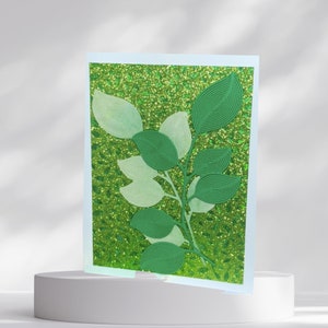 Tarjeta de felicitación otoñal con calcomanía de hoja hecha a mano y detalles metálicos brillantes para los amantes de la naturaleza
