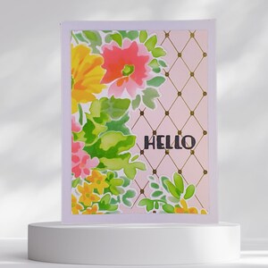 Tarjeta de felicitación floral de colores brillantes en relieve rosa y dorado Hola para amigo, ser querido, vecino