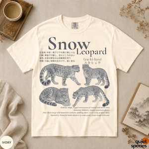 Peut inclure: Un t-shirt à manches courtes ivoire avec un motif gris foncé représentant quatre léopards des neiges dans diverses positions. Le texte indique Snow Leopard, yu-ki-hyo, et détaille l'habitat, le comportement, le régime et les traits physiques.