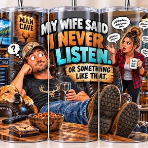 Peut inclure: Un gobelet cylindrique illustré d'une personne assise sur un fauteuil en cuir avec un chien, le texte MY WIFE SAID I NEVER LISTEN OR SOMETHING LIKE THAT, et une personne debout tenant une tasse marquée BLAH BLAH BLAH.