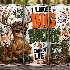 Könnte beinhalten: Ein zylindrischer Becher mit einem Hirsch, der eine Sonnenbrille, eine Tarnkappenmütze und eine Goldkette trägt. Der Text umfasst I LIKE BIG BUCKS & I CANNOT LIE, RACK CITY, NICE RACK, TOO GLAM TO GIVE A BUCK, ANTLER ENVY IS REAL, BUCKIN' CAFFEINATED und BUCK YEAH.