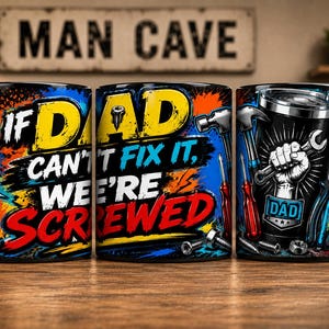 Puede incluir: Una taza de cerámica negra con un diseño gráfico colorido y el texto "IF DAD CAN'T FIX IT, WE'RE SCREWED". La ilustración incluye un puño sosteniendo una llave inglesa, un martillo, alicates, un destornillador, pernos y rayos amarillos, azules y rojos.