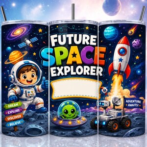 Könnte beinhalten: Ein zylindrischer Becher mit Weltraummotiv, einem Cartoon-Astronauten, einem grünen Alien in einer fliegenden Untertasse, einer Rakete und einem Rover. Der Text lautet FUTURE SPACE EXPLORER, DREAM, EXPLORE, DISCOVER, BELIEVE und ADVENTURE AWAITS. Mit Strohhalm.