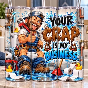 Op de afbeelding: Een cilindrische beker met een cartoonloodgieter die met een moersleutel op een toilet zit, omringd door leidingen, waterspatten en badeendjes. De tekst luidt "YOUR CRAP IS MY BUSINESS" met bruine letters en poep-emoji's.