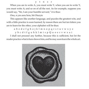 Op de afbeelding: Een pagina van Johnson Smith & Company getiteld HOW TO WRITE LOVE LETTERS SECRETLY. Het bevat tekst die een substitutie-cijfermethode met tien letters uitlegt, een tabel met lettercombinaties en een zwart-witte illustratie van een hart in een zegel.