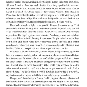 Op de afbeelding: Een pagina uit een boek met de titel Introduction, met zwarte tekst op een witte achtergrond. De tekst bespreekt de oorsprong van volksmagie, grimoires en spirituele handleidingen, waarbij wordt opgemerkt dat het boek resultaten biedt in plaats van metafysica.