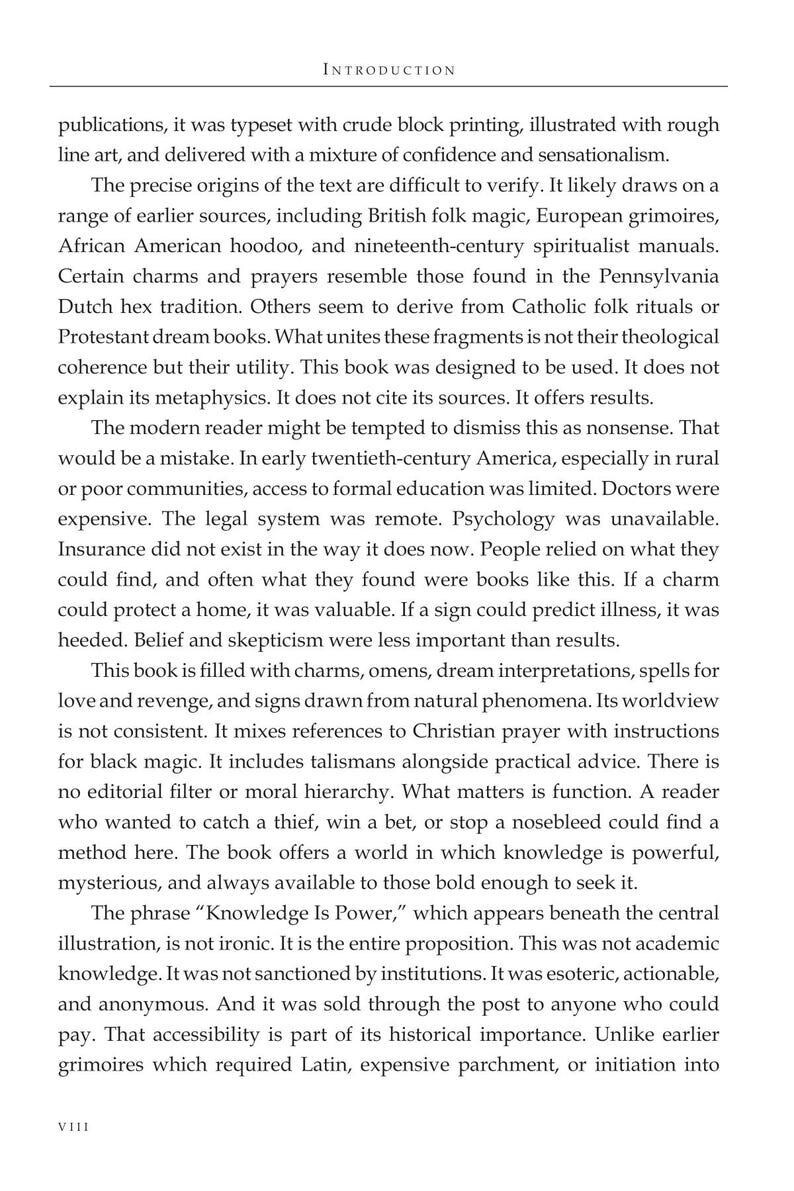 Op de afbeelding: Een pagina uit een boek met de titel Introduction, met zwarte tekst op een witte achtergrond. De tekst bespreekt de oorsprong van volksmagie, grimoires en spirituele handleidingen, waarbij wordt opgemerkt dat het boek resultaten biedt in plaats van metafysica.