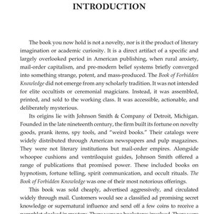 Op de afbeelding: Een tekstpagina met de titel INTRODUCTION, met zwarte gedrukte tekst op een witte achtergrond. De inhoud bespreekt de geschiedenis van het boek The Book of Forbidden Knowledge, uitgegeven door Johnson Smith & Company, via postorder.