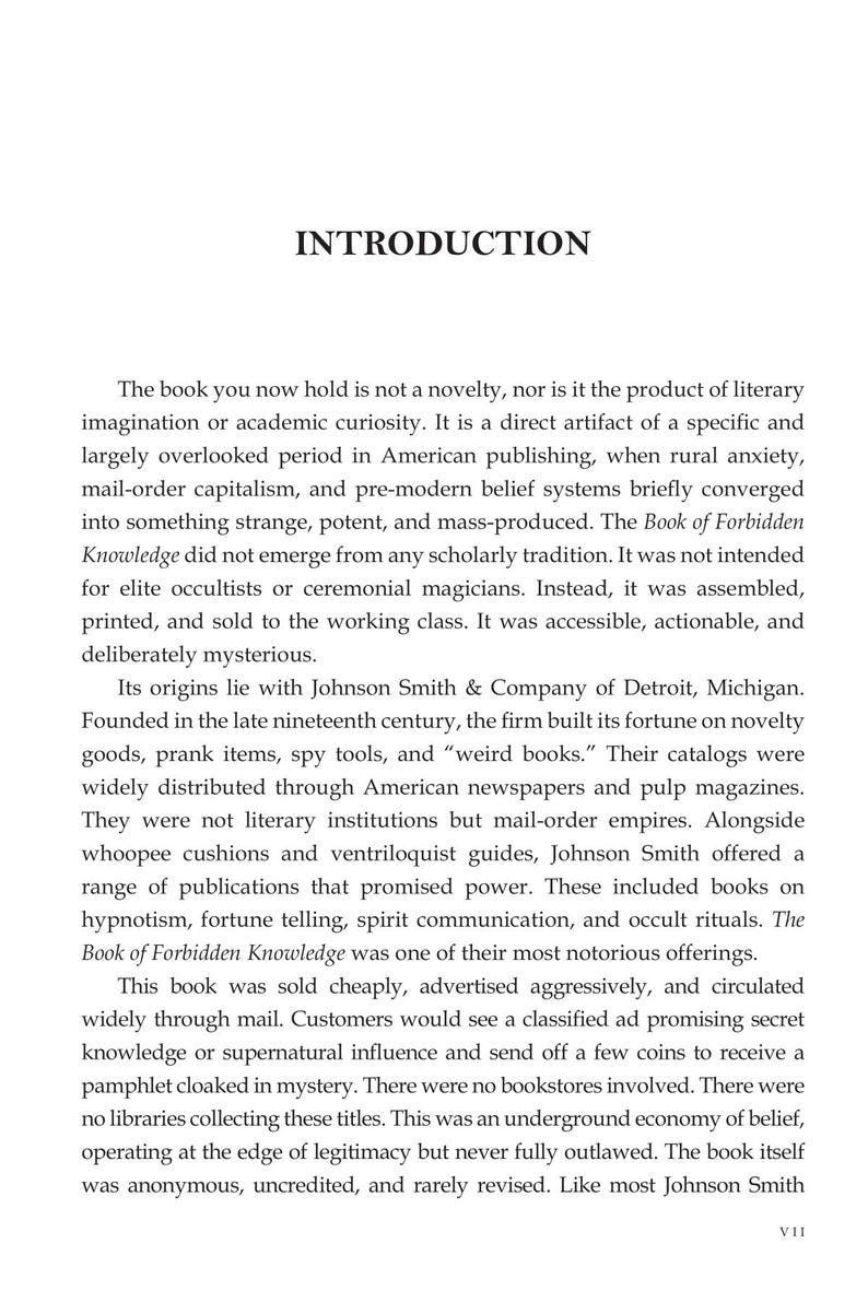 Op de afbeelding: Een tekstpagina met de titel INTRODUCTION, met zwarte gedrukte tekst op een witte achtergrond. De inhoud bespreekt de geschiedenis van het boek The Book of Forbidden Knowledge, uitgegeven door Johnson Smith & Company, via postorder.