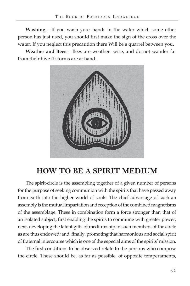 Op de afbeelding: Een pagina uit The Book of Forbidden Knowledge met tekst over wassen en bijen, een zwart-witte illustratie van een hartvormige planchette met een oog in het midden, en een sectie getiteld How to be a Spirit Medium met paginanummer 65.