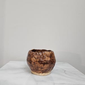 Jarrón de cerámica del estudio Julie Fisher, arte cerámico hecho a mano, esmalte en tonos tierra, firmado JF.