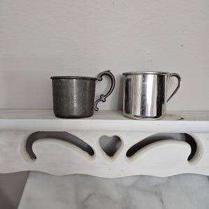 Set di vasi per bambini in peltro vintage, con monogramma e incisioni del nome Brandi, mini vasi da fiori in metallo anticato, così come sono