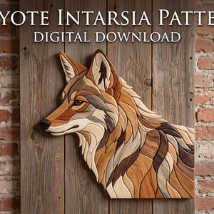 Puede incluir: Una pieza de arte mural de marquetería de madera que representa una cabeza de coyote de perfil, con varios tonos de veta de madera natural. El texto COYOTE INTARSIA PATTERN DIGITAL DOWNLOAD aparece en la parte superior sobre un panel vertical.