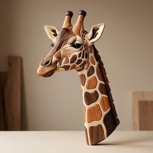 Puede incluir: Una escultura de pared con forma de cabeza de jirafa, elaborada con diversos tonos de madera natural. La pieza presenta una marquetería intrincada con vetas de madera clara, media y marrón oscuro que forman las manchas características.