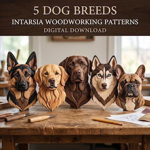 Puede incluir: Cinco placas de pared de madera con marquetería de cabezas de perro: Pastor Alemán, Golden Retriever, Labrador, Husky y Bulldog Francés. El texto dice 5 DOG BREEDS INTARSIA WOODWORKING PATTERNS DIGITAL DOWNLOAD. Herramientas de tallado en la mesa.