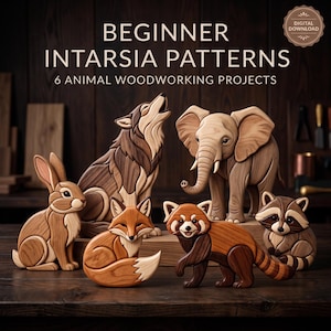 Op de afbeelding: Een digitale download met intarsia-patronen voor beginners voor 6 dierlijke houtbewerkingsprojecten. De afbeelding toont houten figuren van een konijn, een huilende wolf, een olifant, een vos, een rode panda en een wasbeer in diverse houttinten.