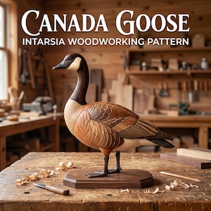 Könnte beinhalten: Ein Canada Goose Intarsien-Holzarbeitsmuster mit einer mehrfarbigen Holzgans-Skulptur mit dunklem Kopf, hellem Hals und braunem Federkörper, die auf einem dunklen Holzsockel steht, umgeben von Holzspänen und einem kleinen Schnitzmesser.