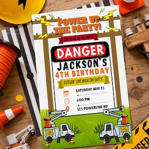 Op de afbeelding: Een rechthoekige verjaardagsuitnodiging met een bouwthema met de tekst Power Up The Party, Danger, Jackson's 4th Birthday, Future Lineman On Duty, Saturday May 15, 2:00 PM en 123 Powerline Rd, versierd met afbeeldingen van nutsbedrijfswagens.