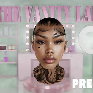 Może przedstawiać: Cyfrowa głowa awatara z brązową skórą, ciemnymi włosami i tatuażem na szyi z motywem zegara. Tekst THE VANITY LAB, JOIN HERE oraz PREMADE pojawia się obok kodu QR. Tło przedstawia różową toaletkę z półkami.