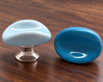 Puxadores de cerâmica azul para armários, puxadores ovais para gavetas, puxadores para cômoda em azul claro ou azul escuro, ferragens para armários de cozinha com base prateada, decoração litorânea.