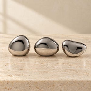 Pomelli per mobili cromati, pomelli per cassetti con effetto ciottoli organici, ferramenta per mobili da cucina argentata, maniglie moderne per cassettiere, maniglie irregolari per ante di armadi