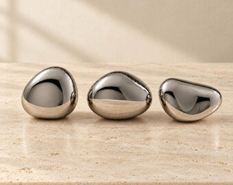 Pomelli per mobili cromati, pomelli per cassetti con effetto ciottoli organici, ferramenta per mobili da cucina argentata, maniglie moderne per cassettiere, maniglie irregolari per ante di armadi