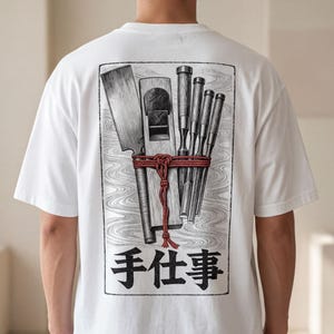 Camiseta com estampa de ferramentas de carpinteiro japonesas, arte artesanal e estilo vintage de oficina.