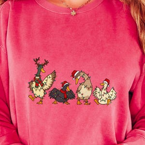 Sweat-shirt de Noël, imprimé devant : canards rigolos pris dans les guirlandes lumineuses, Comfort Colors 1566