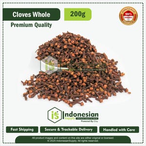 Puede incluir: Un montón de clavos de olor enteros de color marrón con una superficie texturizada. El texto en la imagen dice Cloves Whole, Premium Quality, 200g, Indonesian Supply y 100% Original Product. Los clavos están dispuestos en un montón sobre blanco.
