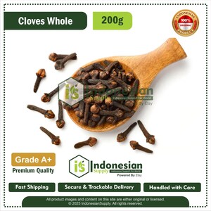Puede incluir: Una cuchara de madera llena de clavos de olor enteros de color marrón oscuro, con varios clavos sueltos esparcidos alrededor. La imagen incluye etiquetas de texto que dicen Cloves Whole, 200g, Grade A+ Premium Quality y el logo de Indonesian Supply.